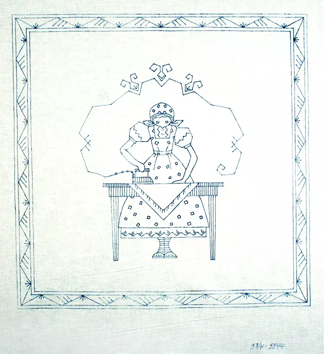 blått broderimønster på kvit botn som viser kvinne som stryk klede