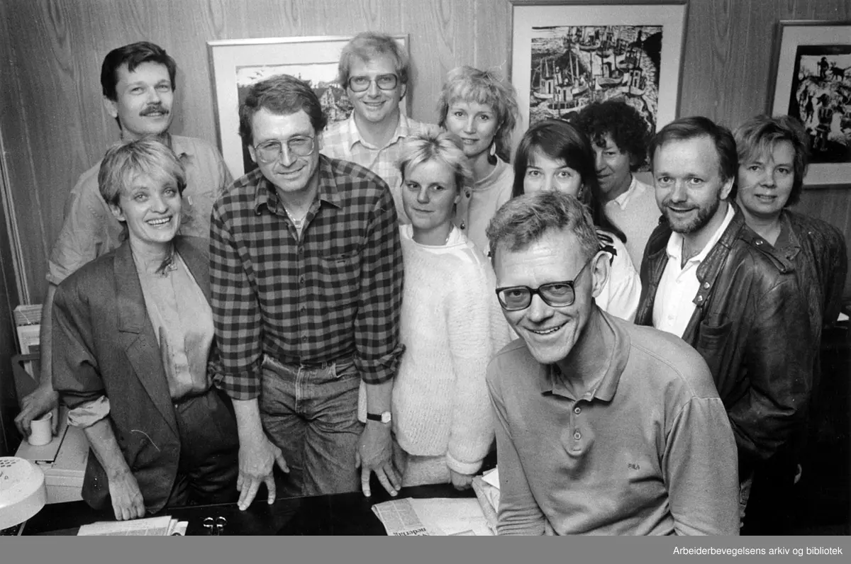 A-pressens Oslo-redaksjon 75 år. Fra venstre: Trond Hovland, Tuva Gry Øyan, Lars Erik Pedersen, Egil Knudsen, Marianne Lae, Nina Owing, Laila Stephanenko, Åse Nilsen, Steinar Moe og Kirsten Tuv. Foran, sjefredaktør Arvid Jacobsen. Juni 1987.