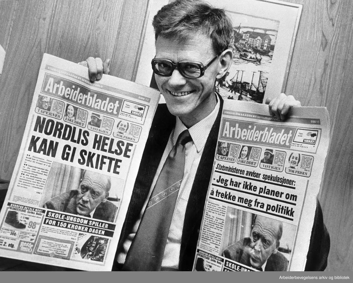A-Pressens redaktør Arvid Jacobsen viser Arbeiderbladets forside med statsminister Odvar Nordlis avgang. Januar 1981.