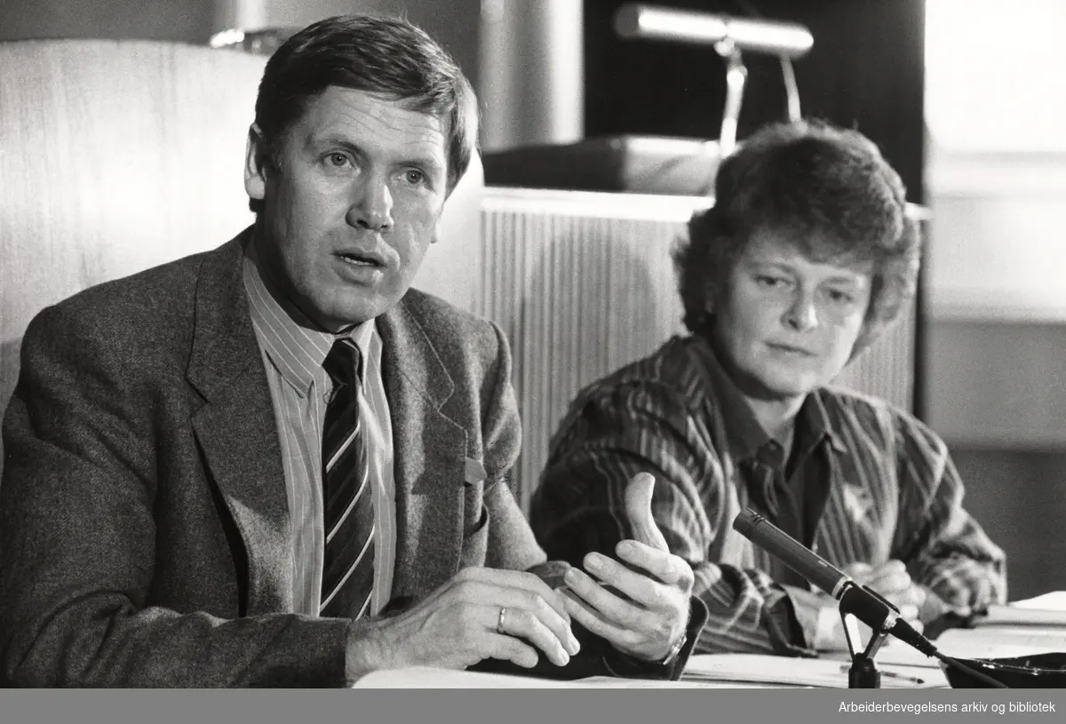 Gunnar Berge og Gro Harlem Brundtland legger fram Arbeiderpartiets alternative statsbudsjett. Oktober 1984.