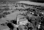 Flygfoto över Hamra kyrka 1954. Hamra ligger geografiskt inom landskapet Dalarna och är en del av Orsa finnmark.