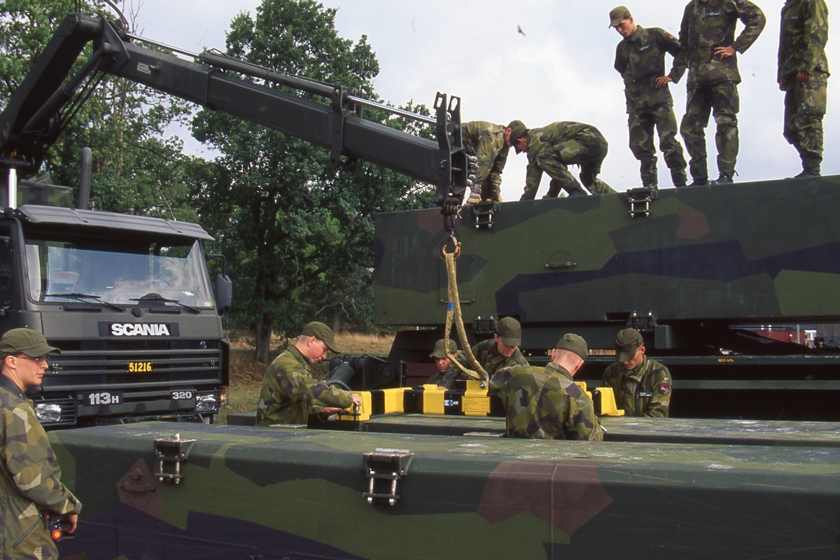 1. Kustrobotbatteriet under grundutbildning 1995. Lastning av robot på robotbil med förbandets egna resurser