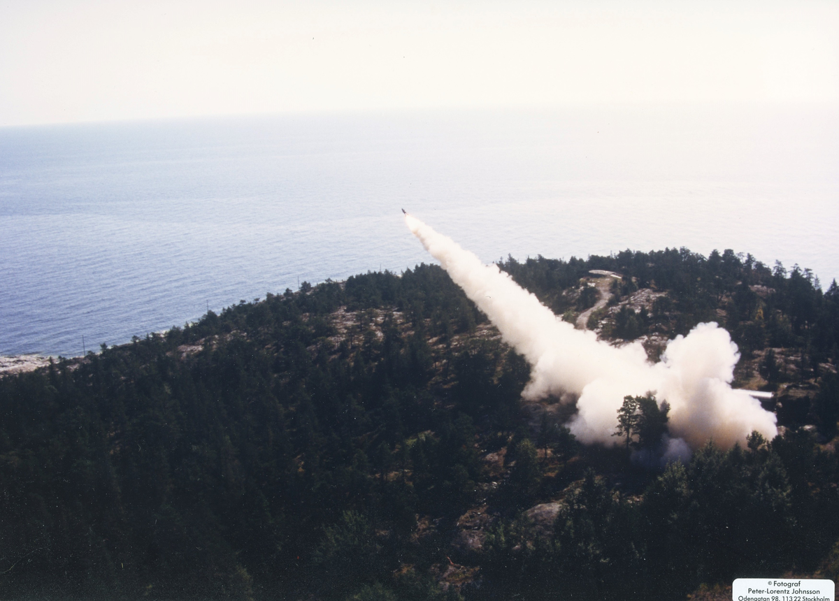 1. Kustrobotbatteriet under grundutbildning 1995. Skjutning av robot.