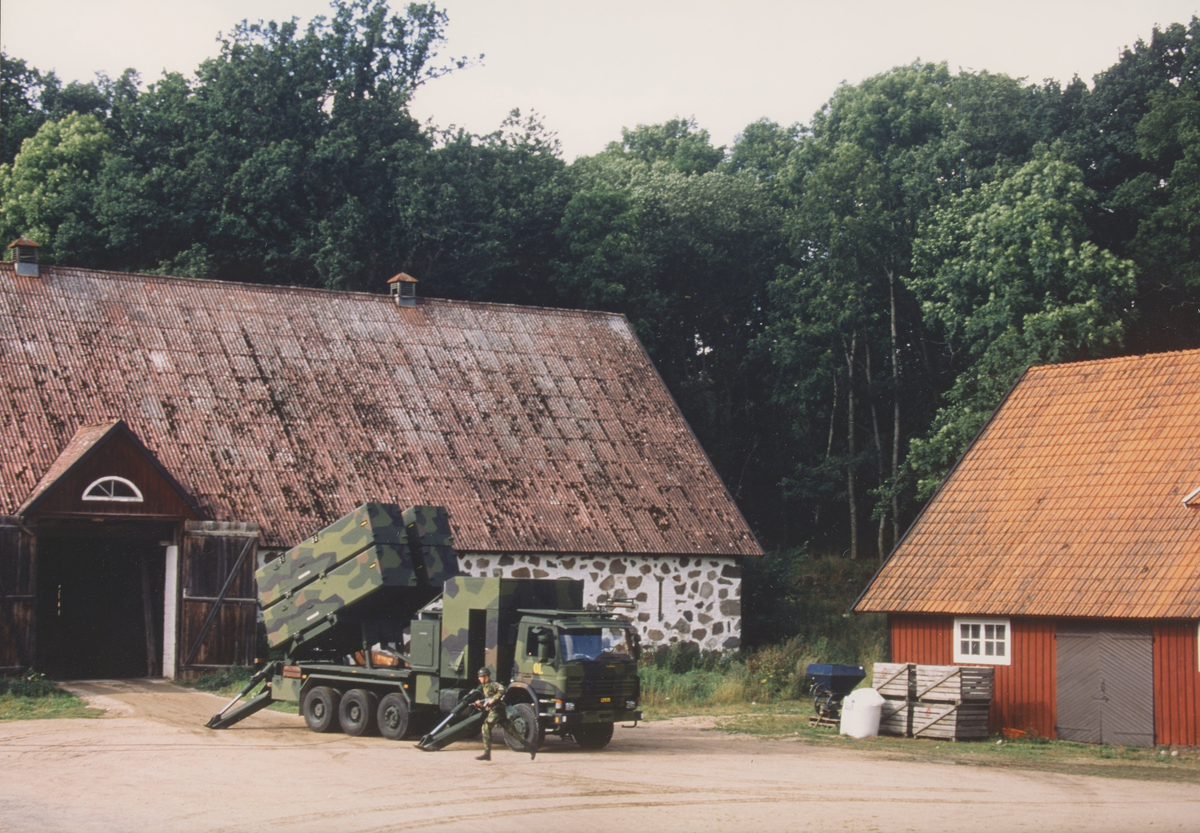 1. Kustrobotbatteriet, robotbil utkörd från skyl och grupperat för skjutning, fotograferat under grundutbildning 1995. 