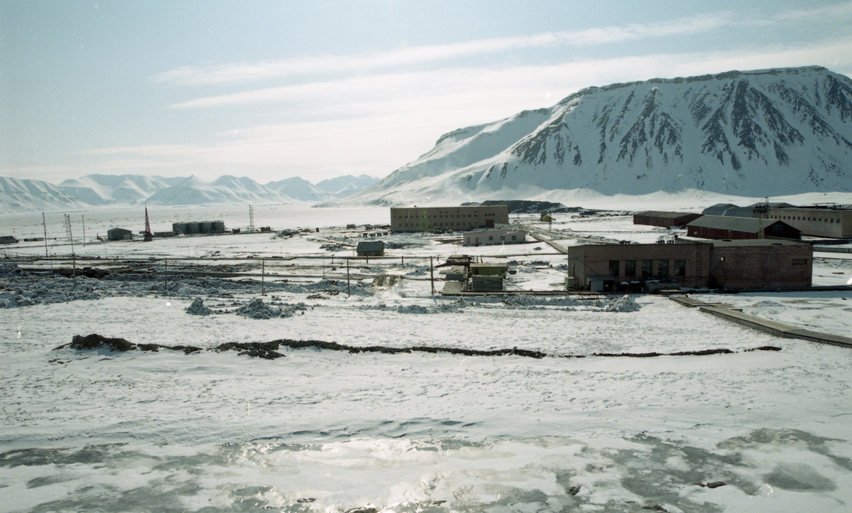 Fra Svalbardposten nr. 19 - 15. mai 1998. Reportasje om avviklingen av Pyramiden. 