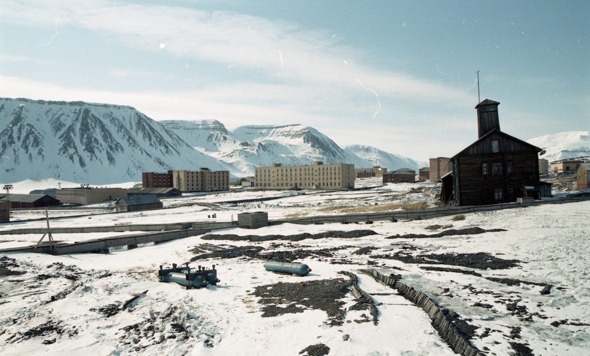 Fra Svalbardposten nr. 19 - 15. mai 1998. Reportasje om avviklingen av Pyramiden. 