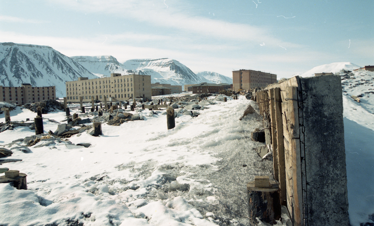 Fra Svalbardposten nr. 19 - 15. mai 1998. Reportasje om avviklingen av Pyramiden.  Påler/påler etter Finlandshusene/finskebrakkene. 