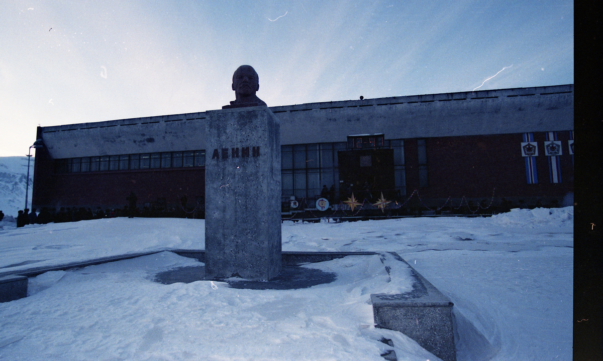 Bilder fra den siste solfesten i Pyramiden, På trykk i Svalbardposten nr.11 13. mars 1998. 400 gruvearbeidere og funksjonærer feiret solas tilbakekomst. Kulturhuset med Leninbysten forann.