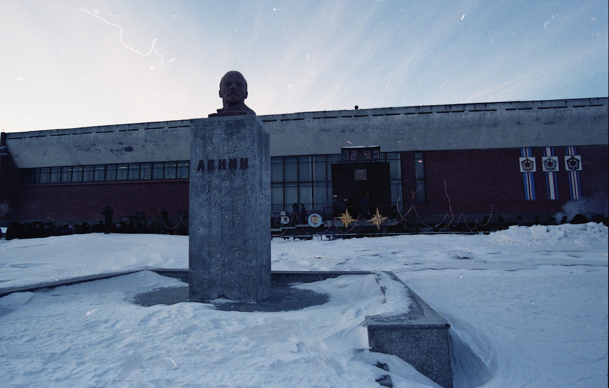 Bilder fra den siste solfesten i Pyramiden, På trykk i Svalbardposten nr.11 13. mars 1998. 400 gruvearbeidere og funksjonærer feiret solas tilbakekomst. Kulturhuset med Leninmonumentet forann,