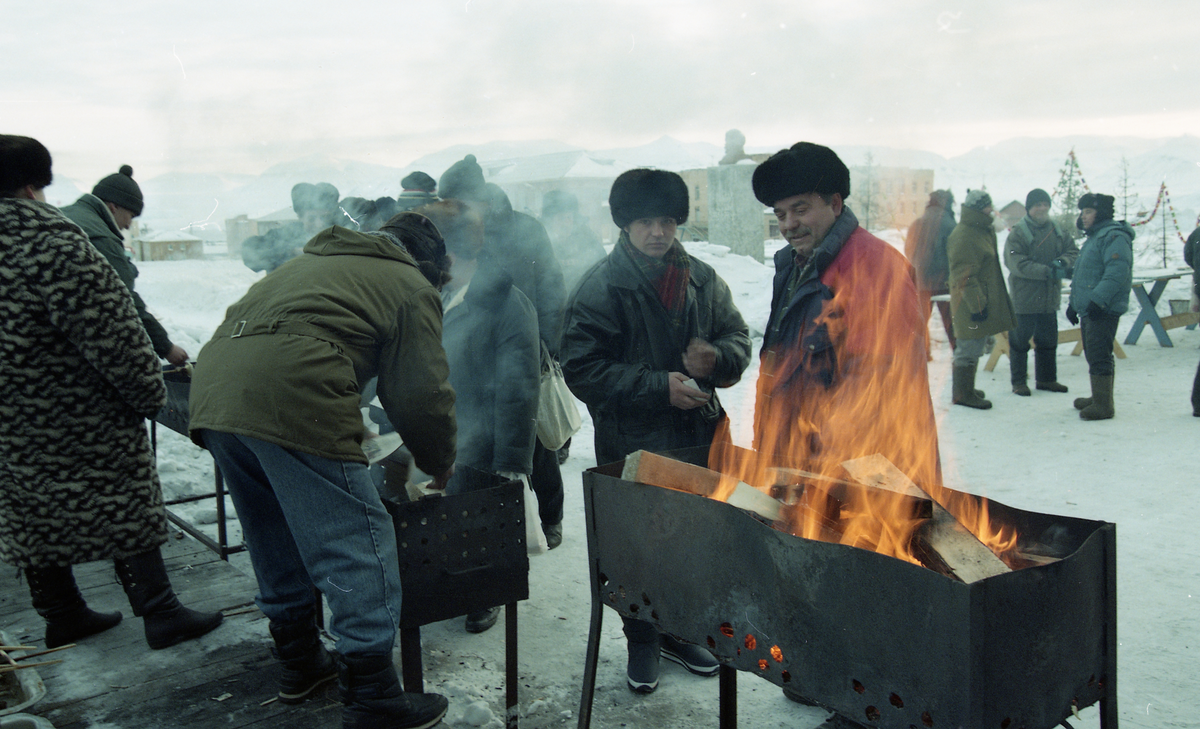 Bilder fra den siste solfesten i Pyramiden, På trykk i Svalbardposten nr.11 13. mars 1998. 400 gruvearbeidere og funksjonærer feiret solas tilbakekomst. Det ble dekket langbord, og sjaslyken ble grillet ute.