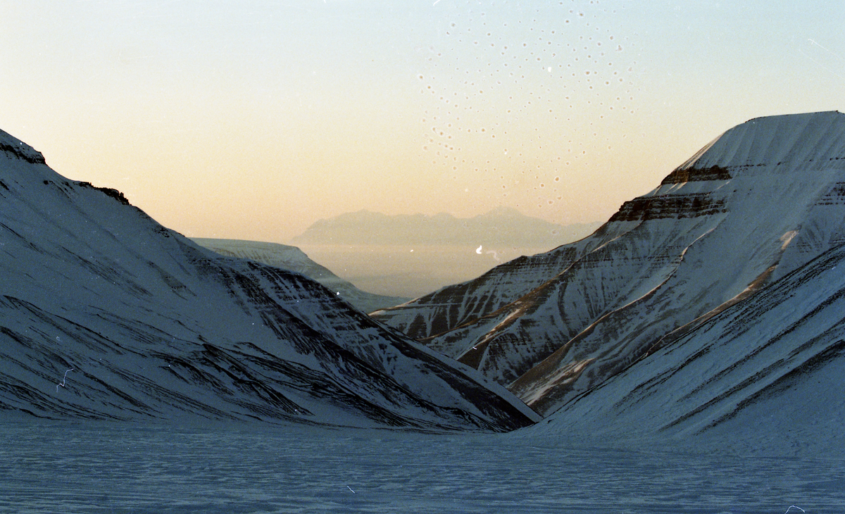 Bilder fra den siste solfesten i Pyramiden, På trykk i Svalbardposten nr.11 13. mars 1998. 400 gruvearbeidere og funksjonærer feiret solas tilbakekomst. 