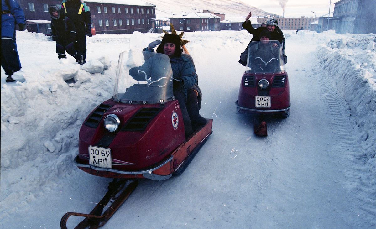 Bilder fra den siste solfesten i Pyramiden, På trykk i Svalbardposten nr.11 13. mars 1998. 400 gruvearbeidere og funksjonærer feiret solas tilbakekomst. Snøscooterkjøring i Pyramiden,