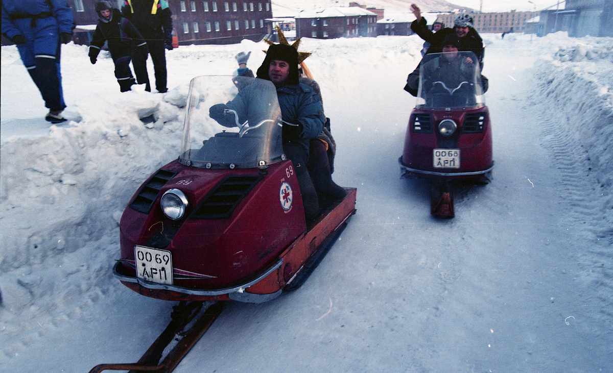 Bilder fra den siste solfesten i Pyramiden, På trykk i Svalbardposten nr.11 13. mars 1998. 400 gruvearbeidere og funksjonærer feiret solas tilbakekomst. Snøscooterkjøring i Pyramiden,