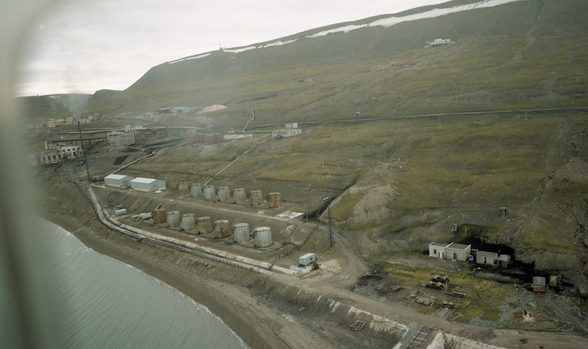 Bilder fra besøk i Barentburg tatt av Svalbardpostens journalist Bent Botten. Helikopterfoto av Barentsburg. Tankanlegg.