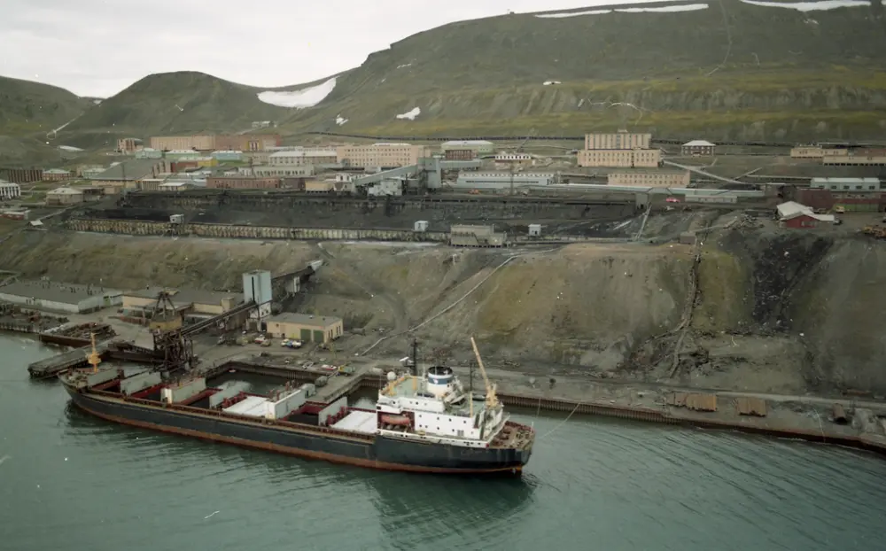 Bilder fra besøk i Barentburg tatt av Svalbardpostens journalist Bent Botten. Helikopterfoto av Barentsburg.