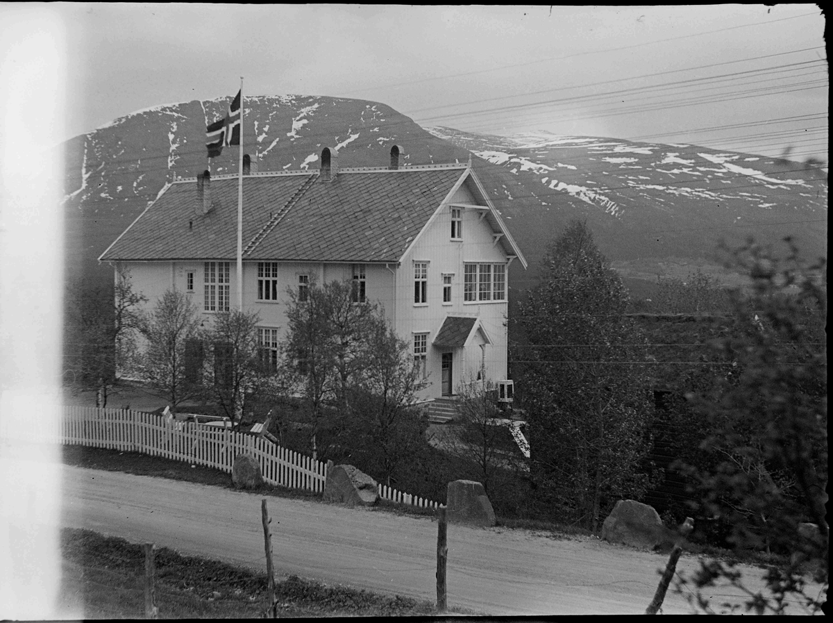 En gård i Oppdal med Allmannberget i bakgrunnen