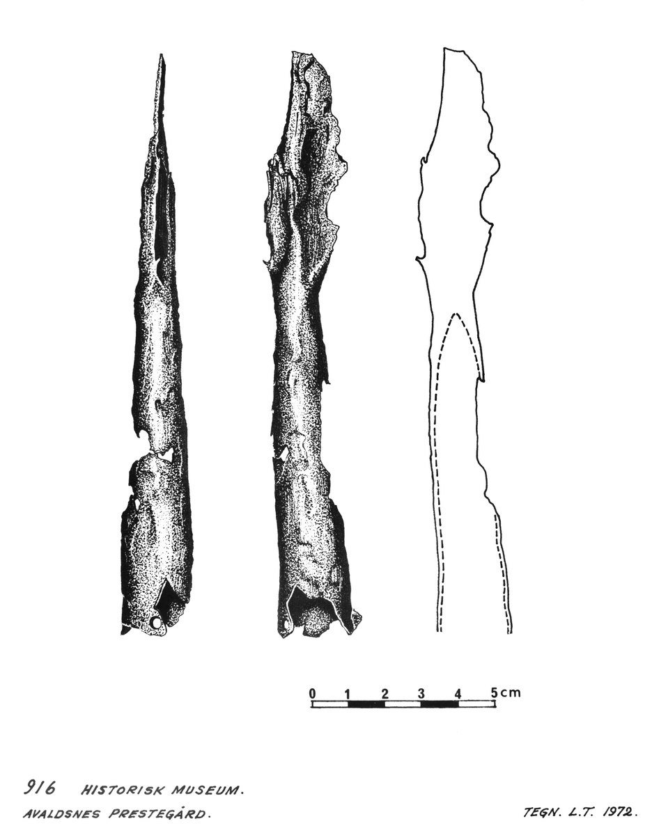 Hovedkatalogen: "916 a, b. Spydblade, Fragmenter af to; det ene synes at have været fladt og bladdannet; det andet med en paa Midten skarp opgaaende Ryg. Størrelsen ubestemmelig."
Spydspiss, type ikke bestemt.