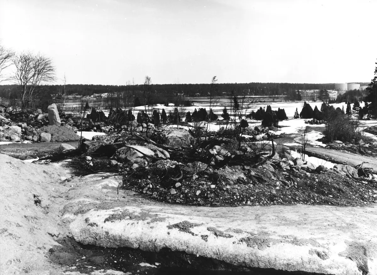 Utsikt mot Edeboviken från dammbyggnaden väster om gravfältet Edebo 113; Varsvik.