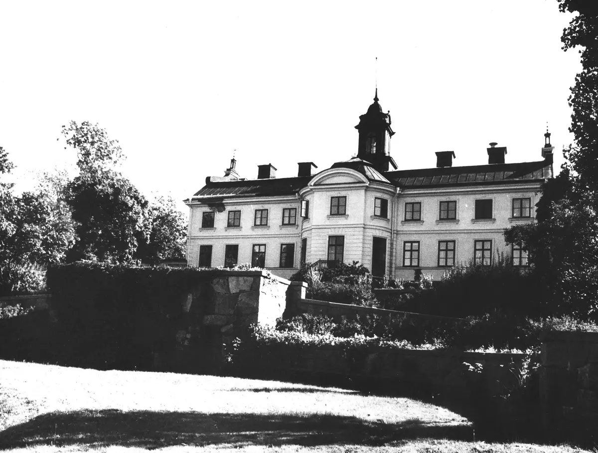 Kaggeholm från trädgården.