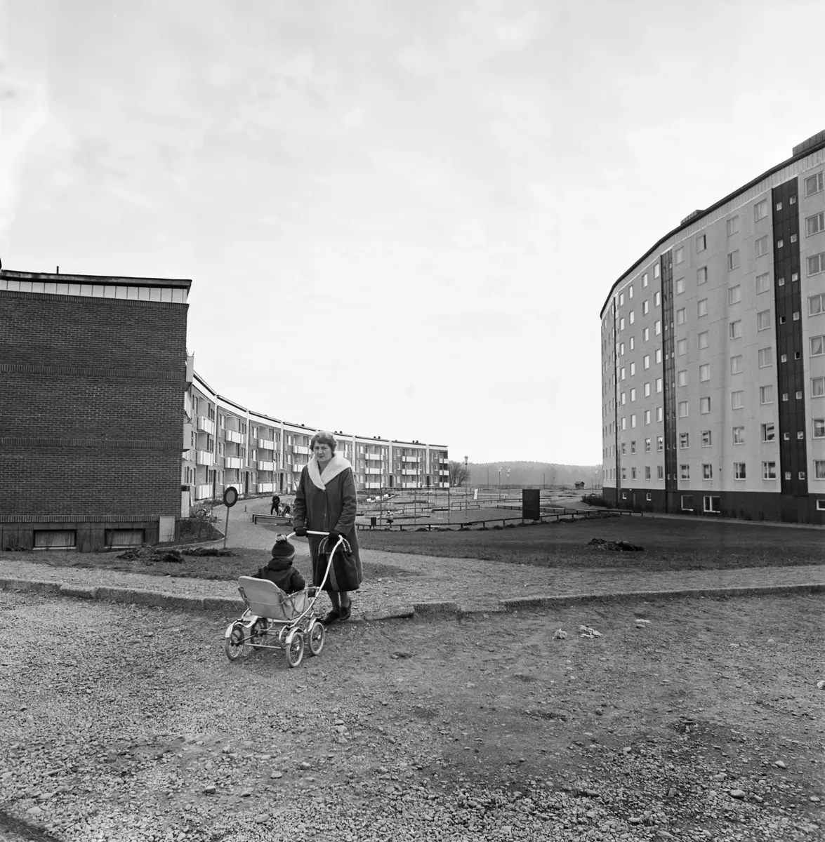 Valstaområdet; Märsta.


En person (Michael Einarsson) har kontaktat museet och låter hälsa att bilden är tagen på Tingvallavägen (Tingvallaområdet).