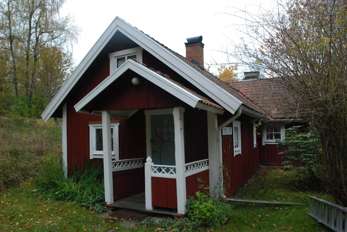 Torpet Johannesdal byggdes av Johan Petter Johansson; som bostad åt sig själv och hustrun Ulla Sundström. Paret fick fem barn varav äldsta sonen Karl var Moa Martinsons första make.

Moa Martinson flyttade in på torpet 1910 och bodde här tillsammans med Karl Johansson intill hans död 1928.

1929 träffade Moa poeten Harry Martinson; som flyttade in på Johannesdal. Flera av författarparets litterära verk skapades på Johannesdal.

Paret bodde tillsammans på torpet fram till 1940 då äktenskapet tog slut. Moa Martinson bodde därefter kvar på torpet till sin bortgång i leukemi 1940.  ; Johannesdal från öster.