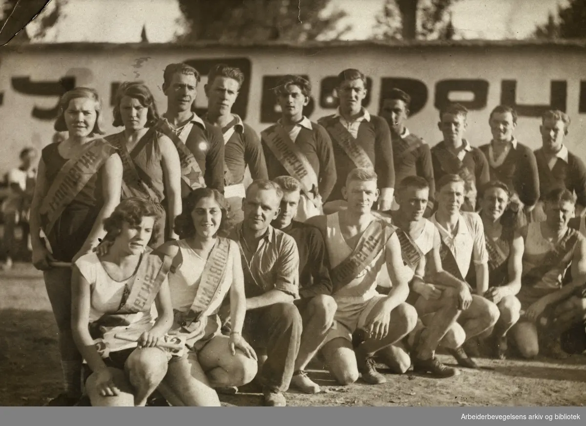 Den Røde Sportsinternasjonale (RSI). "Stafettlagene som vi norske hadde og blev nr. 3. Stafetten blev holdt som propaganda for avisene Pravda og Komsomolska". Datert Tasjkent, 10 oktober 1931..