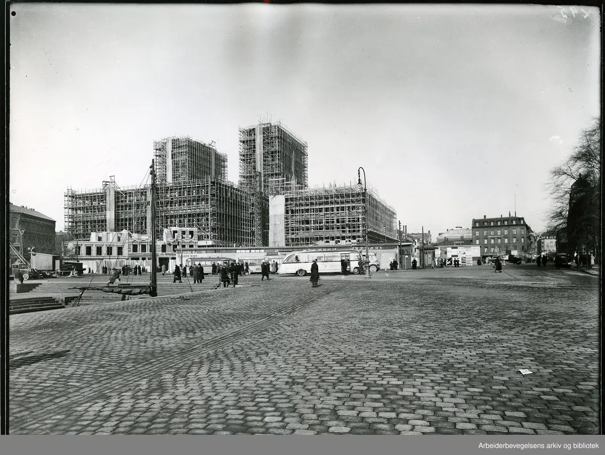 Oslo Rådhus bygges. Sjøgata under riving. 1935.