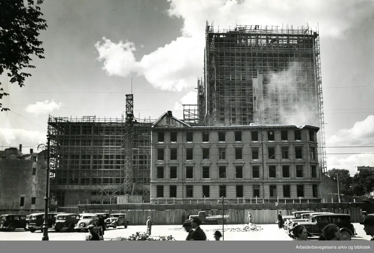 Oslo Rådhus bygges. Sjøgata under riving. 1934.