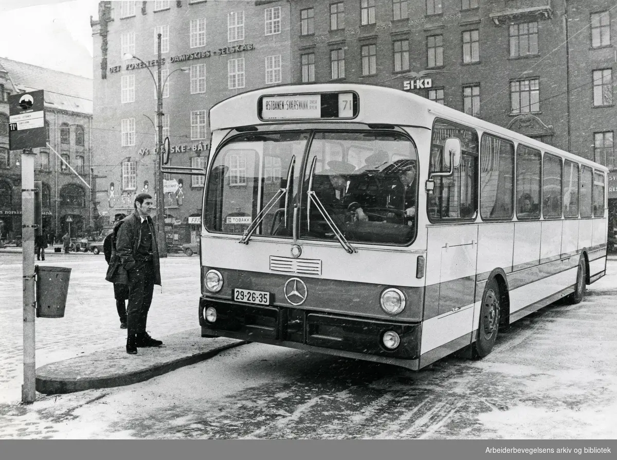 "Med Mercedes over Ryen". Oslo Sporveiers bussrute 71a, som gikk i trafikk mellom Østbanen og Sværsvann. Mars 1971.