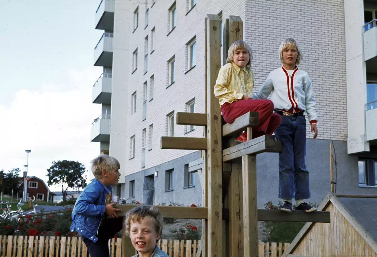 Barn i lektagen på lekplats.