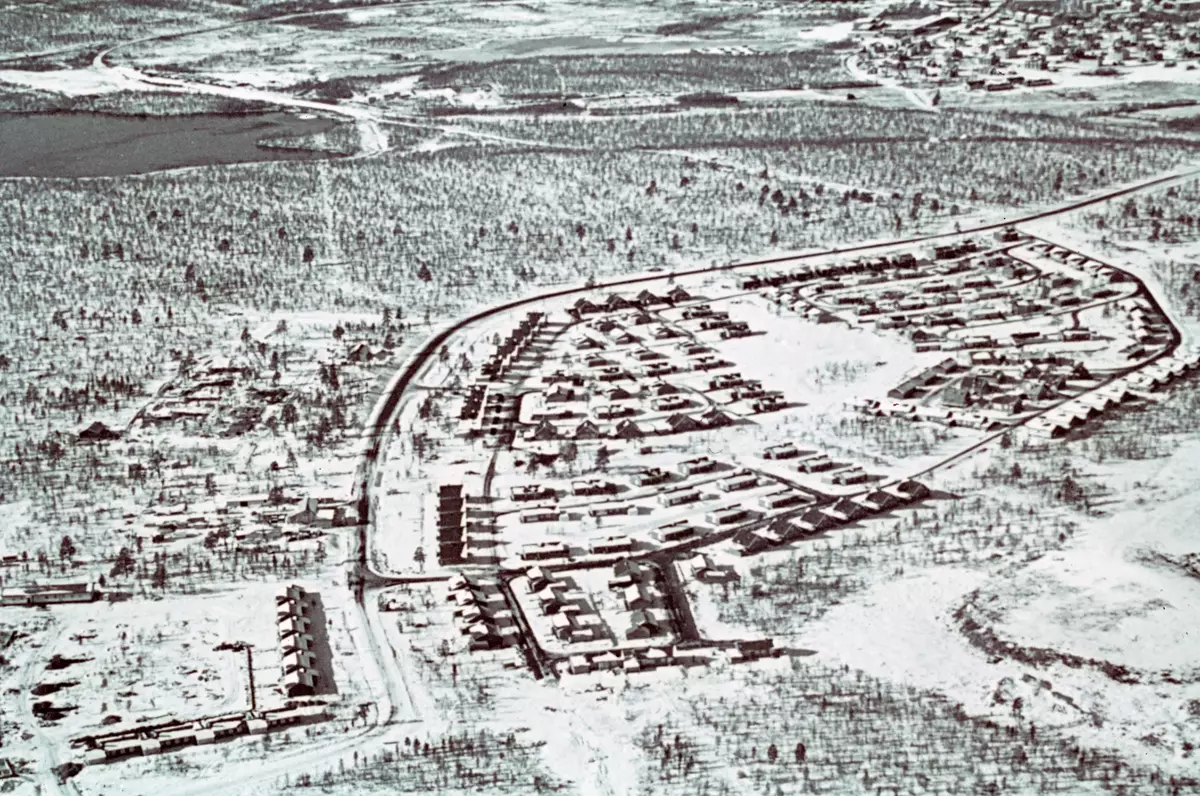 Platzerproducerat småhusområde sett från ovan. Vinterbild.