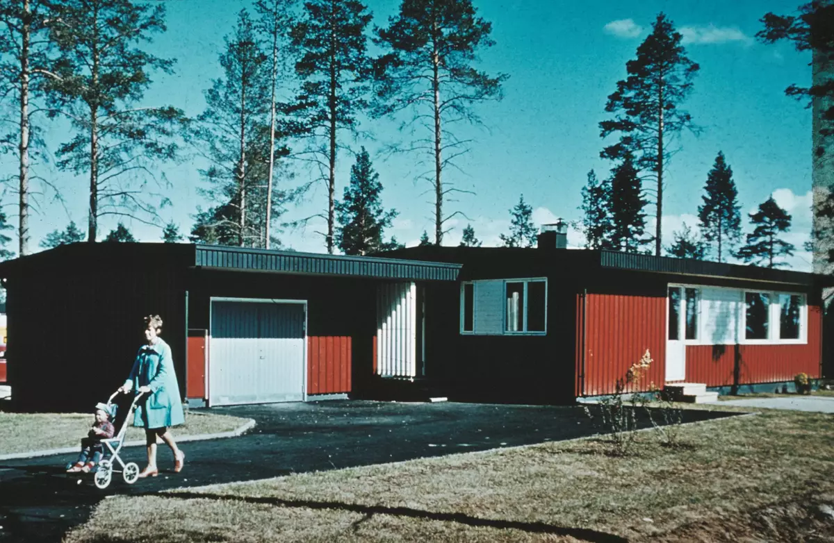 Exempel på Platzer-producerade småhus. Mor med barn i barnvagn.