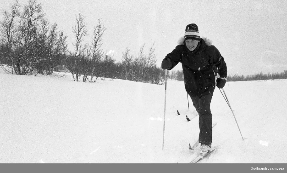 Prekeil'n, skuleavis Vågå ungdomsskule, 1974-84.
Skigåar, Maurvangen, leirskule.