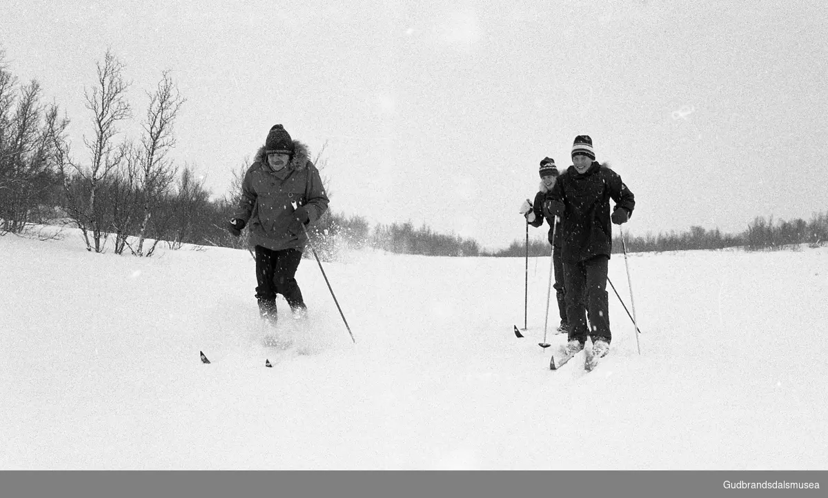 Prekeil'n, skuleavis Vågå ungdomsskule, 1974-84.
Skigåarar, Maurvangen, leirskule.