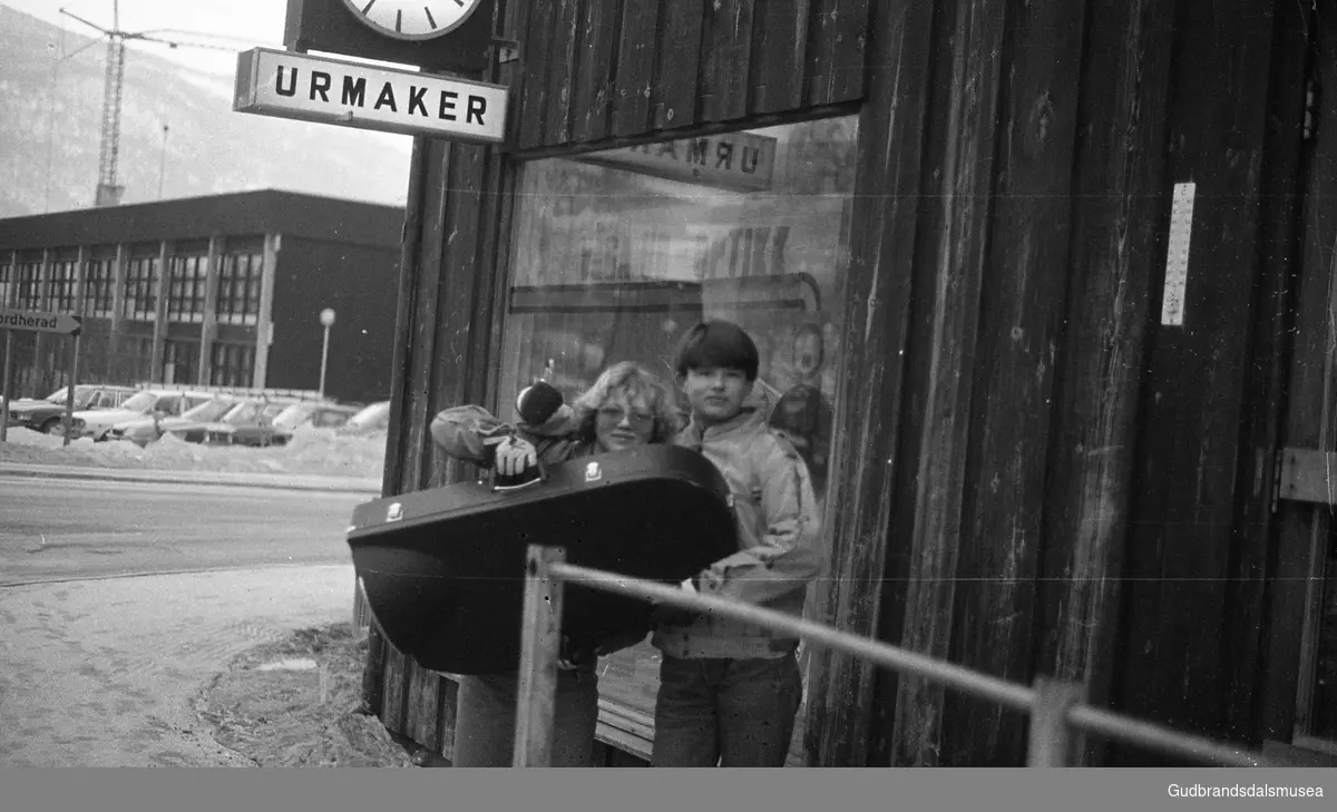 Prekeil'n, skuleavis Vågå ungdomsskule, 1974-84
NN og Hanne Skogum utanfor urmaker-forretninga