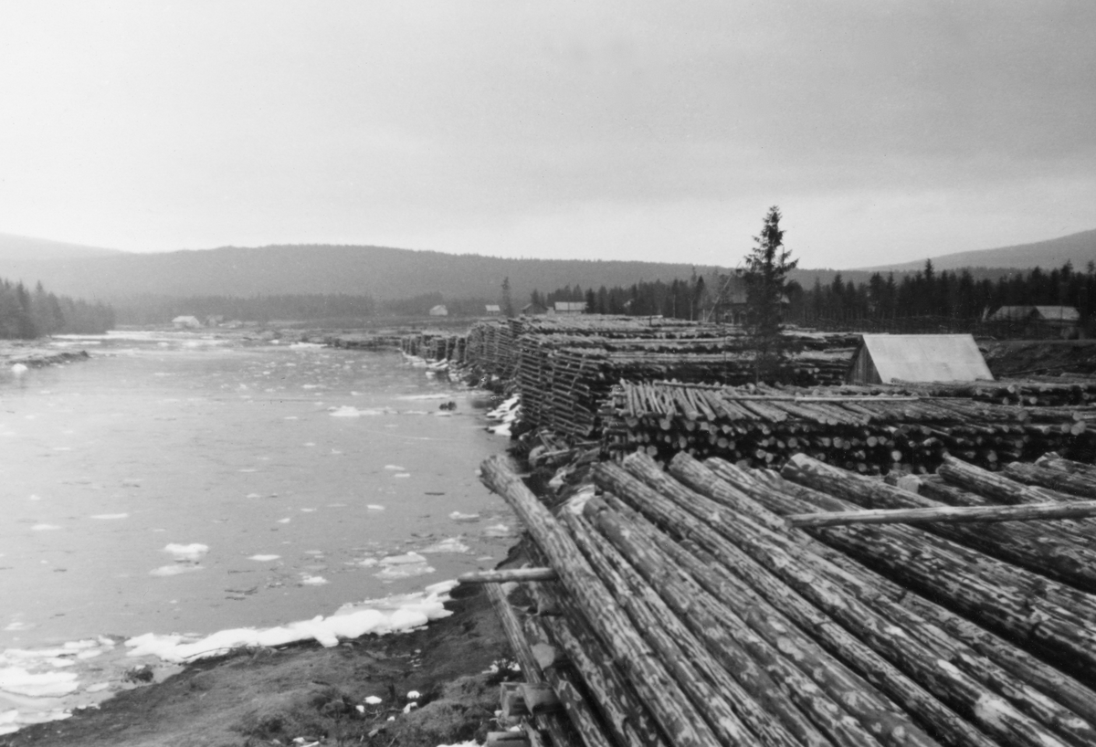 Strøvelter ved elva Flisa i Åsnes i Solør, fotografert våren 1938. Bildet er tatt et sted der elva var forholdsvis bred og stilleflytende, antakelig med engarealer på den ene sida, der tømmeret var stablet i velter. Strøveltene besto av flere lag (flak eller floer) med paralleltliggende tømmerstokker, lagt vinkelrett på mellomliggende strøstokker, som skulle bidra til at tømmeret fikk god lufting, og dermed en forsiktig tørk før fløtingssesongen startet. Dette gav stokkene bedre flyteevne og reduserte faren for at de skulle synke og bli til søkketømmer før det nådde fram til lensene hvor det ble sortert og distribuert til kjøperne. Stokkene i floene la parallelt med elvas strømretning. Når fløtinga startet kunne stokkene lett rulles slik at de falt ned i elveskråningen og rullet videre ut i vassdraget.