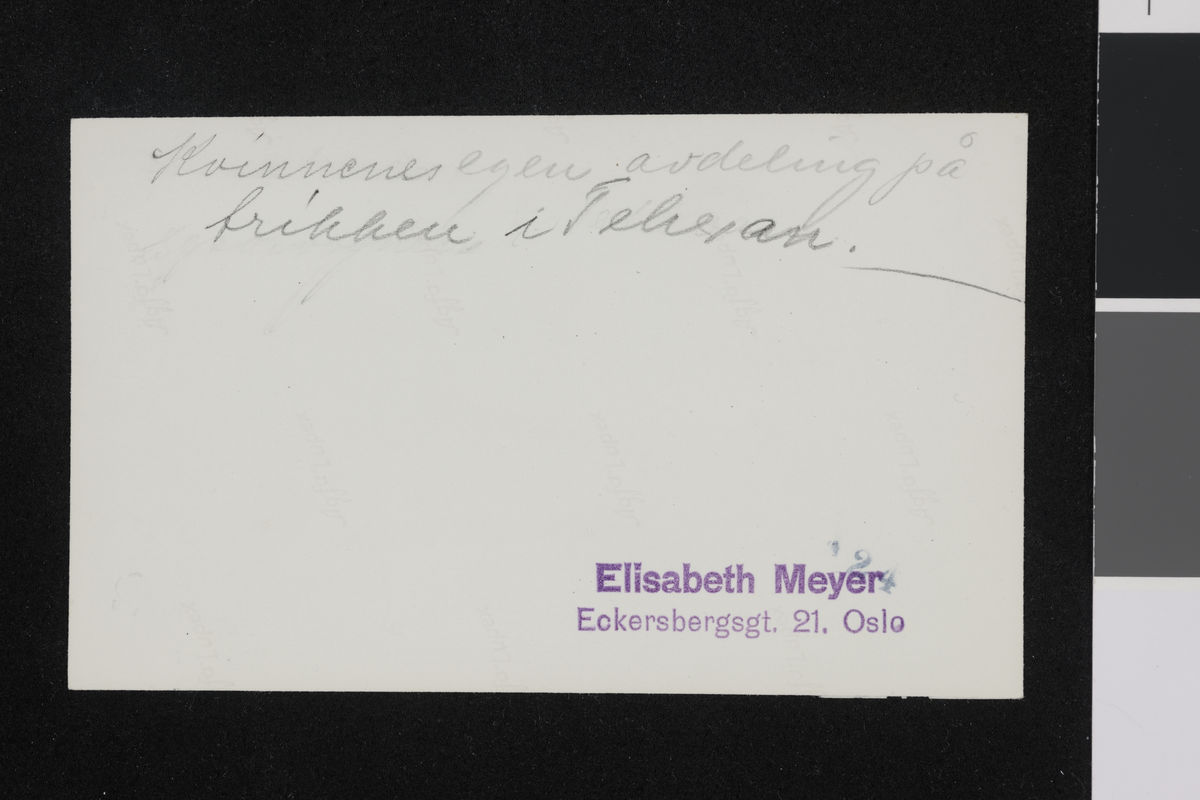 Bymiljø med hestesporvogn og mennesker i Teheran. Fotografi tatt/ samlet i forbindelse med Elisabeth Meyers bok; En Kvinnes ferd til Persia.
