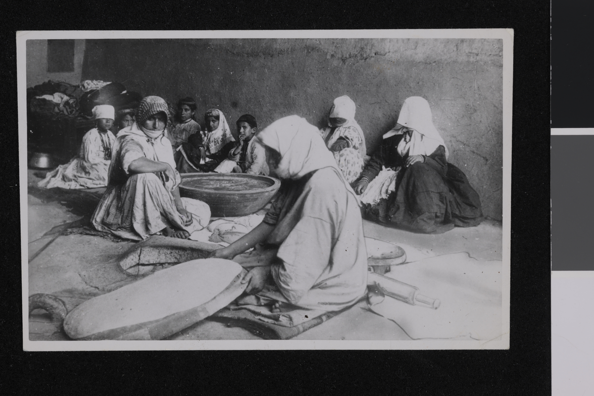 Kvinner som baker og barn som ser på. Noen av kvinnene har skjult ansiktet. Fotografi tatt i forbindelse med Elisabeth Meyers bok; En Kvinnes ferd til Persia.