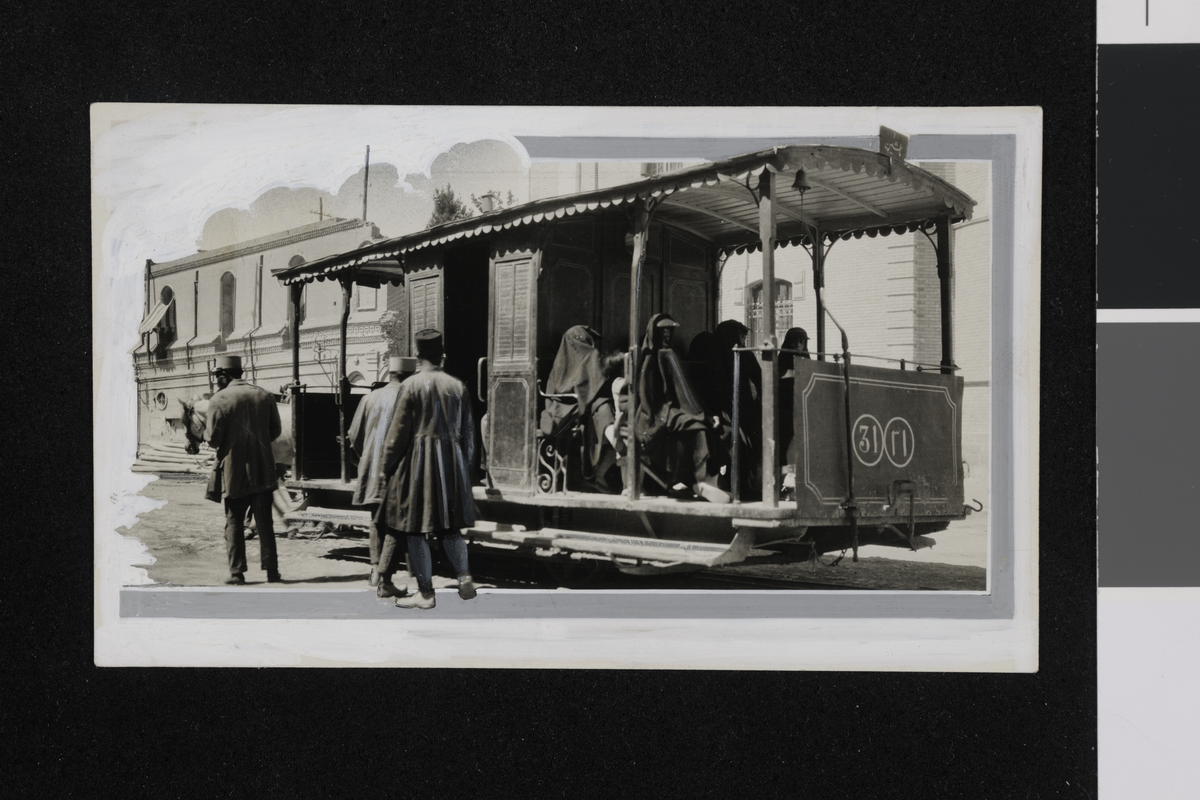 Bymiljø med hestesporvogn og mennesker i Teheran. Fotografi tatt/ samlet i forbindelse med Elisabeth Meyers bok; En Kvinnes ferd til Persia.