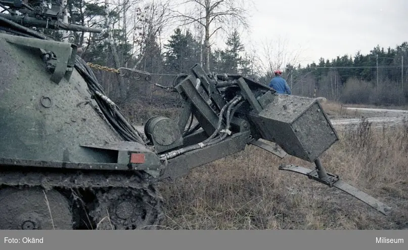 Prototypfordon (Pbv 302) avsett för röjning av ytutlagda minor på hårdgjord yta. Röjaggregat i närbild.