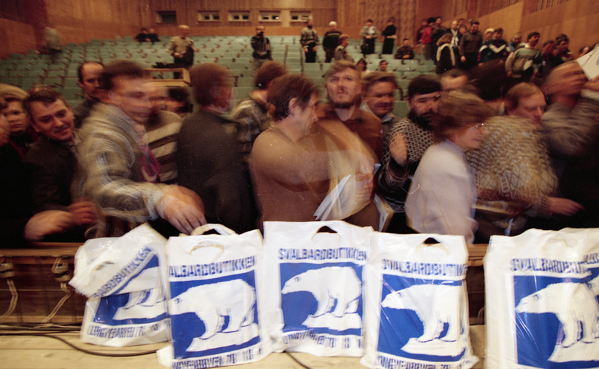 Bilder fra raportasje om informasjonsmøte i Barentburg hvor Sysselmannen (Ann-Kristin Olsen) orienterte. Brosjyrer med informasjon ble delt ut i plastposer. Et av bildene var på trykk i Svalbardposten nr. 49-1997.