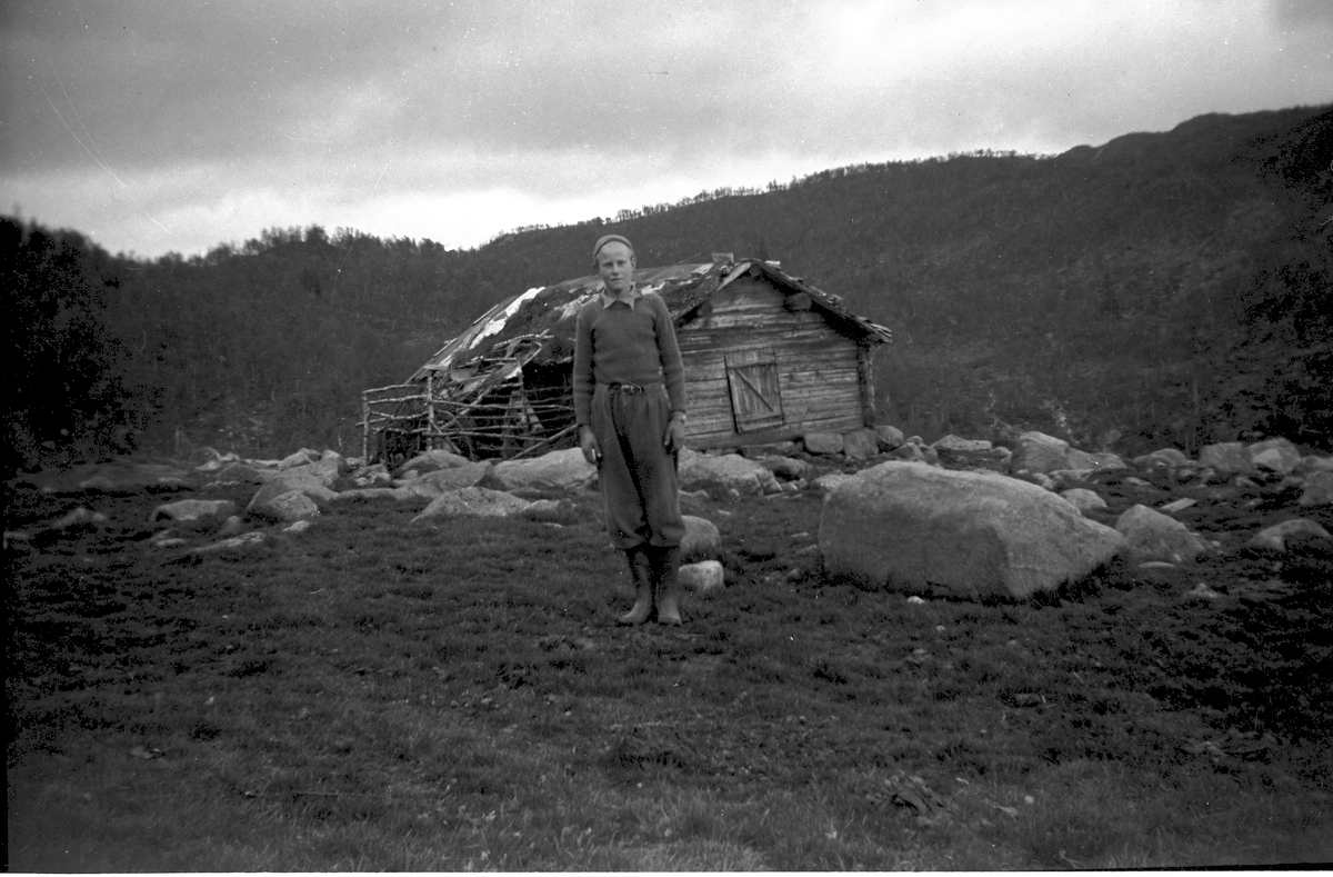 Fotoarkiv etter Aanund Olavson Edland. Utendørsportrett av Jørgen Floten på setervollen. Ukjent fotograf.