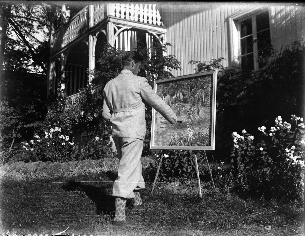 Fotosamling etter Bendik Ketilson Taraldlien (1863-1951) Fyresdal. Gårdbruker, fotograf og skogbruksmann. Fotosamlingen etter fotograf Taraldlien dokumenterer områdene Fyresdal og omegn. 
Bildet viser Hersleb Røhnegård som maler utenfor Moghus. Kunstneren er blandt annet vært representert ved Høstutstilingen 1946.