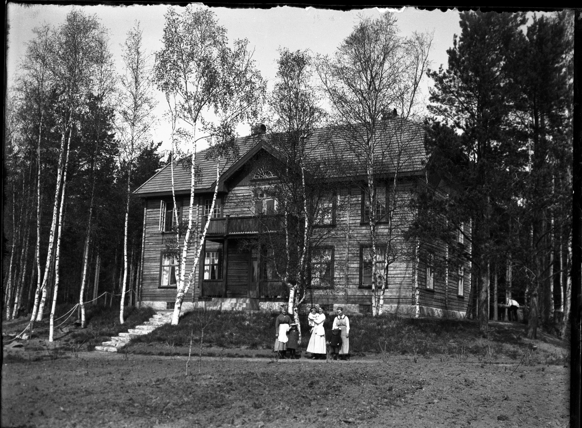 Fotosamling etter Bendik Ketilson Taraldlien (1863-1951) Fyresdal. Gårdbruker, fotograf og skogbruksmann. Fotosamlingen etter fotograf Taraldlien dokumenterer områdene Fyresdal og omegn. 
Bildet viser Doktorboligen i Fyresdal