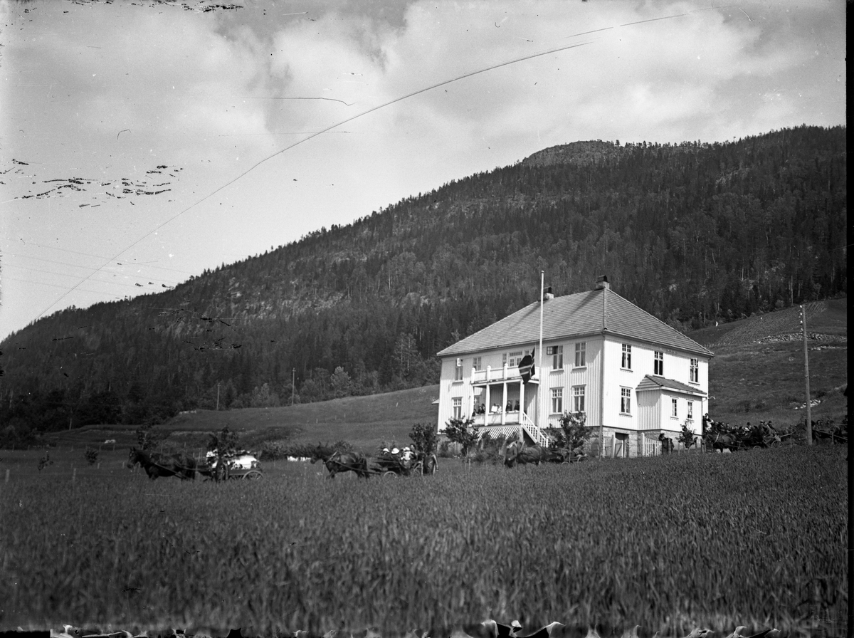 Fotosamling etter Bendik Ketilson Taraldlien (1863-1951) Fyresdal. Gårdbruker, fotograf og skogbruksmann. Fotosamlingen etter fotograf Taraldlien dokumenterer områdene Fyresdal og omegn. 
Gruppeportrett, gravfølge fra Brokke gård i Heggelandsgrend, Fyresdal.