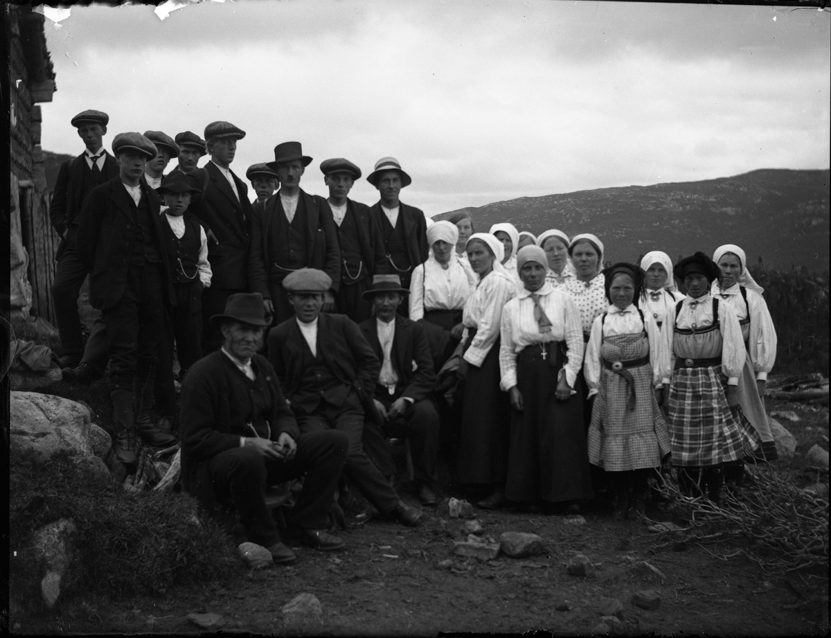 Gruppeportrett, på fjellet. Jentene i folkedrakt fra Setesdal.

Fotosamlingen etter Olav Tarjeison Midtgarden Metveit (1889-1974), Fyresdal. Senere (1936) kalte han seg Olav Geitestad.