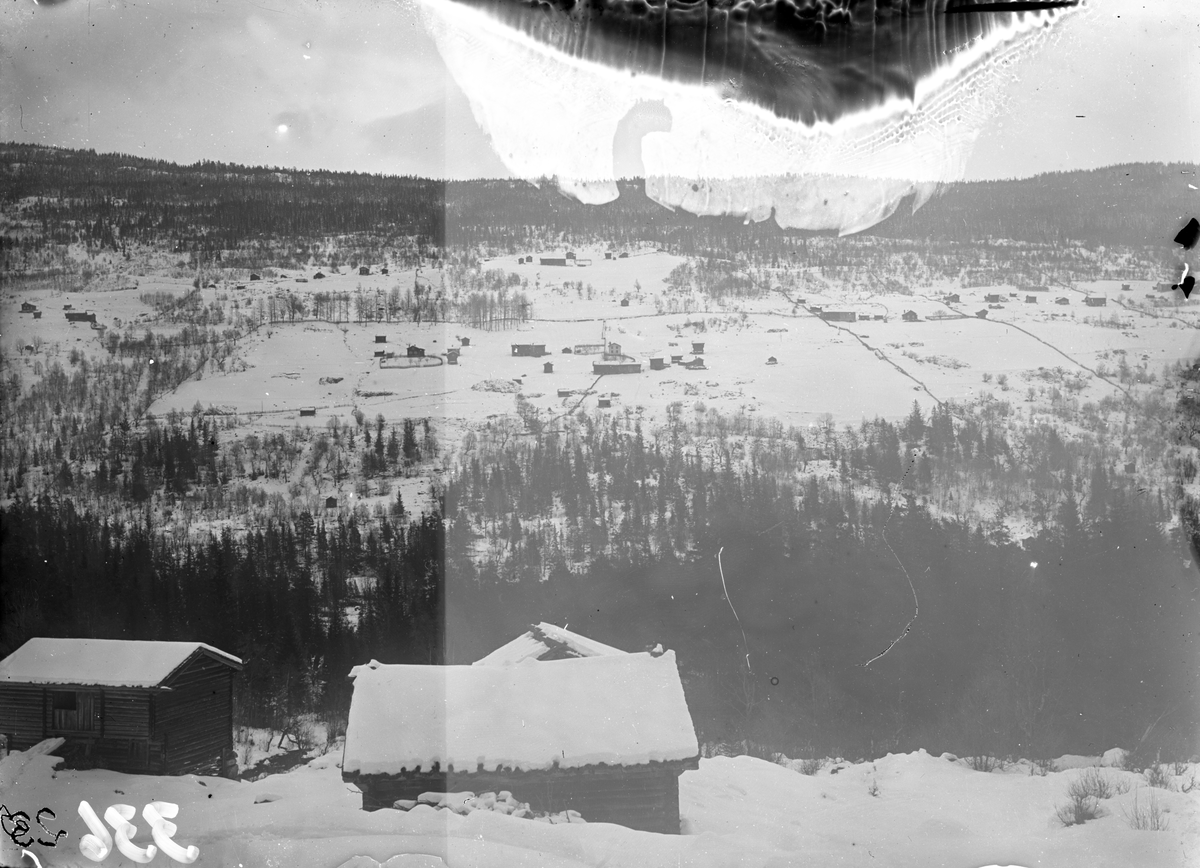 Bildet viser utsikten fra Baklien mot Jonsjord

Fotosamling etter Øystein O. Jonsjords (1895-1968), Tinn.