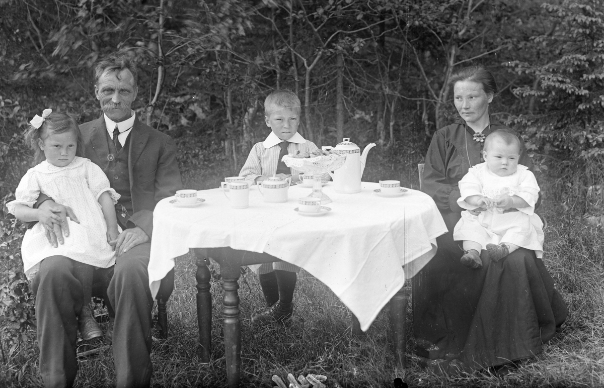 Bildet viser familie rundt et kaffebord

Fotosamling etter Øystein O. Jonsjords (1895-1968), Tinn.