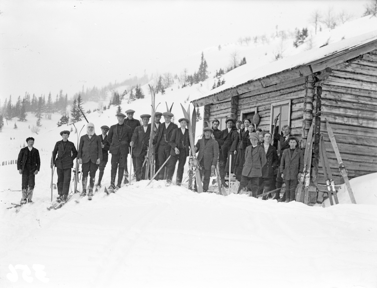 Bildet viser ungdomslaget på tur til Kambeset ca 1920-21

Fotosamling etter Øystein O. Jonsjords (1895-1968), Tinn.