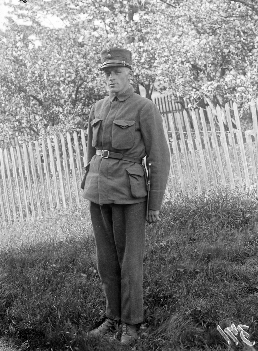 Bildet viser Lars Jonsjord i uniform

Fotosamling etter Øystein O. Jonsjords (1895-1968), Tinn.